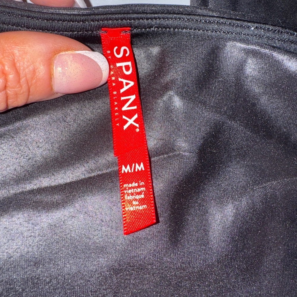 Spanx Moto Faux Leather Leggings. - Picture 2 of 3